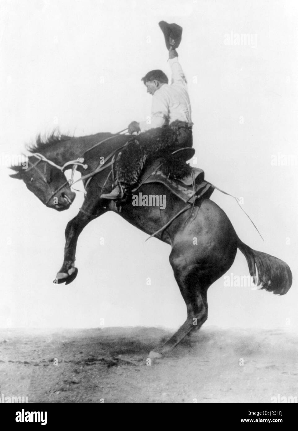 O'Donnell su turbine, Cheyenne Frontier Days 1911. Cowboy del West Americano ha sviluppato una cultura personale dei propri, una miscela di frontiera e i valori di stile vittoriano che anche mantenuto la vestigia di cavalleria. Tali lavori pericolosi in condizioni di isolato di razza anche una tradizione di auto-dipendenza e individualismo, con grande valore dato all'onestà personale, esemplificato in canzoni e poesie. La media dei cowboy guadagnato circa un dollaro al giorno, più di cibo e, quando vicino alla casa ranch, un letto in il bunkhouse, solitamente una caserma-come edificio con una singola camera aperta. Strappi è un movimento eseguito da Foto Stock