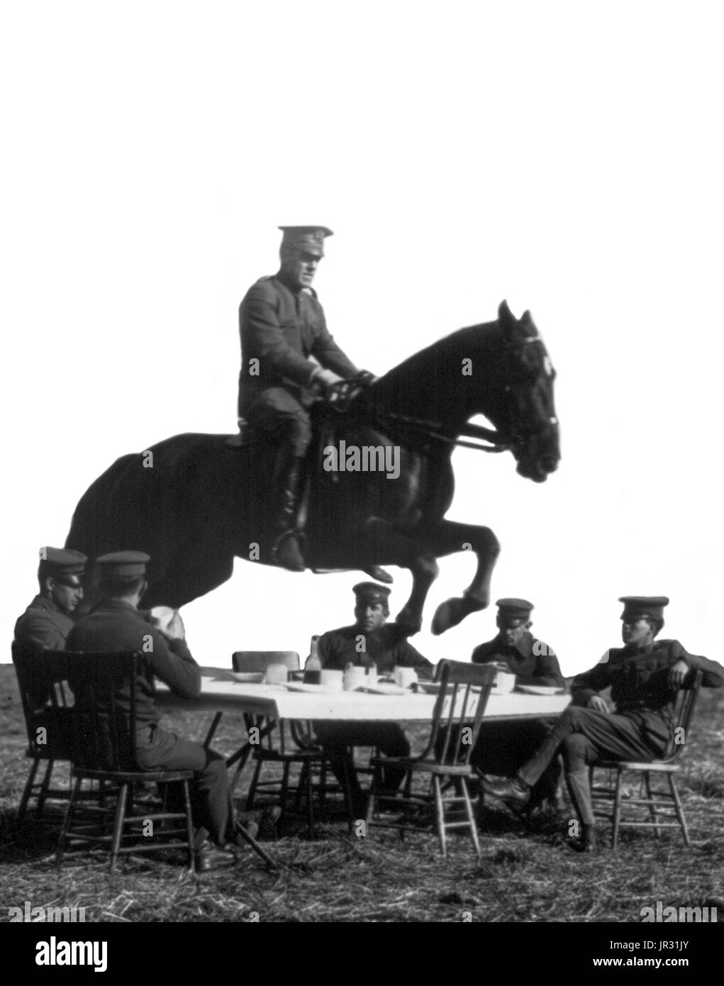 US Army uomini seduti a tavola, con uno a cavallo salta sopra la tabella, Fort Riley, Kansas. Gli Stati Uniti della cavalleria era la designazione di forza montato dell'esercito degli Stati Uniti dalla fine del Settecento agli inizi del XX secolo. Nel 1887, Fort Riley divenne il sito degli Stati Uniti scuola di cavalleria. Il tutto nero nono e decimo reggimenti di cavalleria (Buffalo soldati), erano stazionati a Fort Riley in varie volte nel XIX e agli inizi del XX secolo. Durante la prima guerra mondiale, il forte è stata la casa di 50.000 soldati, e talvolta è identificato come ground zero per il 1918 spagnolo pandemia di influenza che la sua Foto Stock