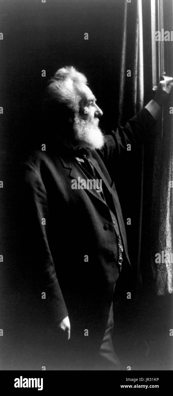 Alexander Graham Bell (Marzo 3, 1847 - 2 agosto 1922) era un Scottish-American logopedista e inventore del telefono. Campana, seguito suo padre e suo nonno nella terapia del linguaggio professione, ma ha anche studiato le onde sonore e la meccanica del parlato. Dal 1871, egli si era trasferito negli Stati Uniti, diventando professore di fisiologia vodal in Boston. Vi ha effettuato i suoi esperimenti nel convertire le onde sonore in impulsi elettrici per la trasmissione verso il basso dei fili. In 1876, ha brevettato il telefono e fondato quello che è diventato il AT&T l'azienda. Negli anni successivi ha fatto molti miglioramenti al Foto Stock