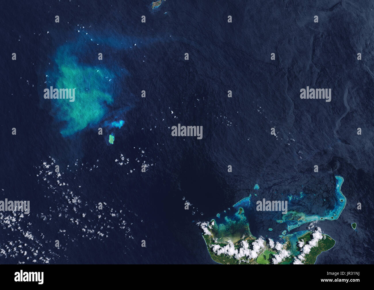 Eruzione del vulcano sottomarino vicino a Tonga la principale isola di Tongatapu, catturato il 27 gennaio 2017, dalla terra operative imager sul satellite Landsat 8. Foto Stock