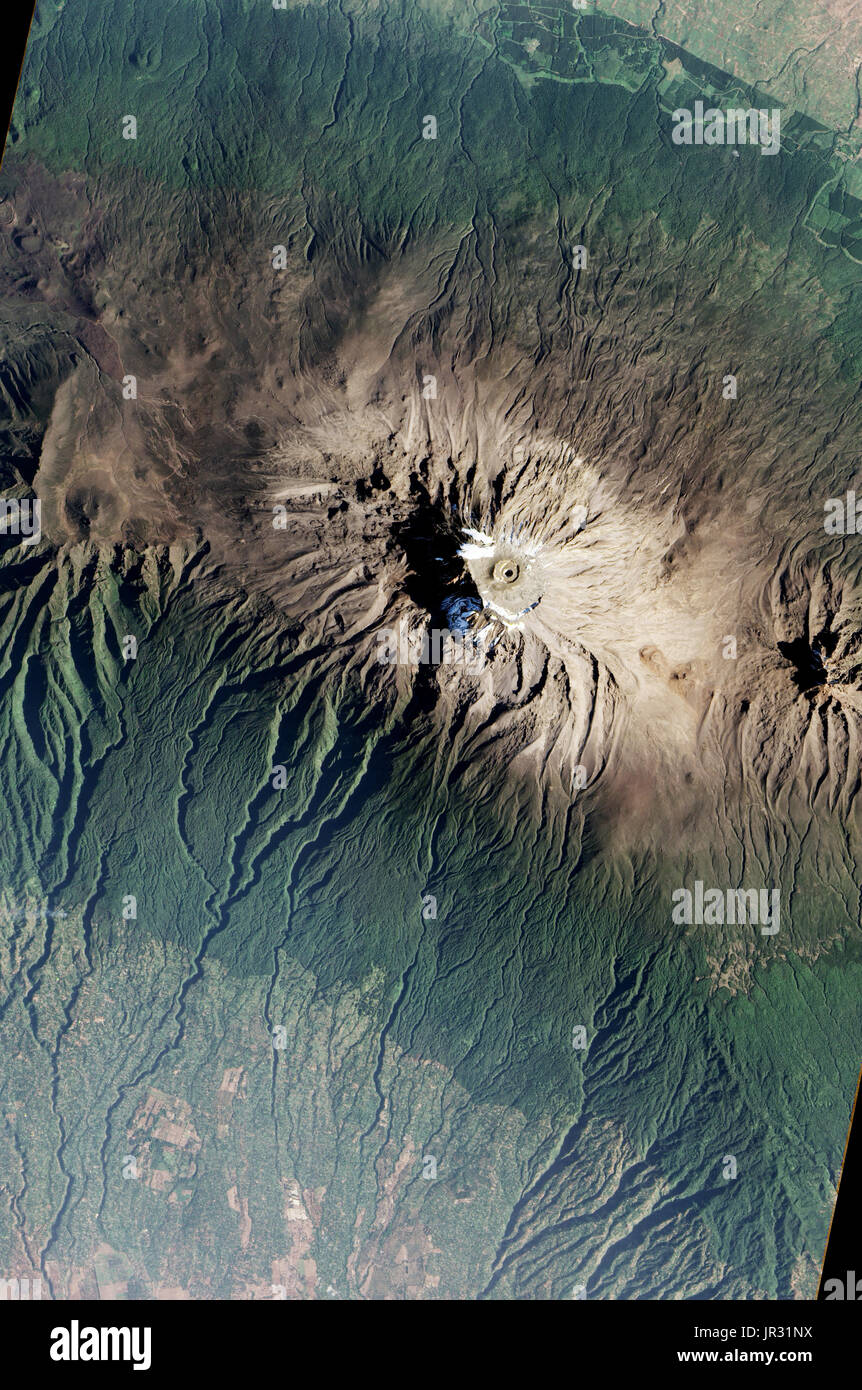 Il Monte Kilimanjaro, acquisita il 20 gennaio 2017, da Advanced Land Imager (ALI) su NASA di osservazione della Terra via satellite-1, che mostra le diverse zone di vegetazione, compresi i terreni agricoli sulla savana secca, foresta pluviale, scrublands, e gelido vertice. Foto Stock