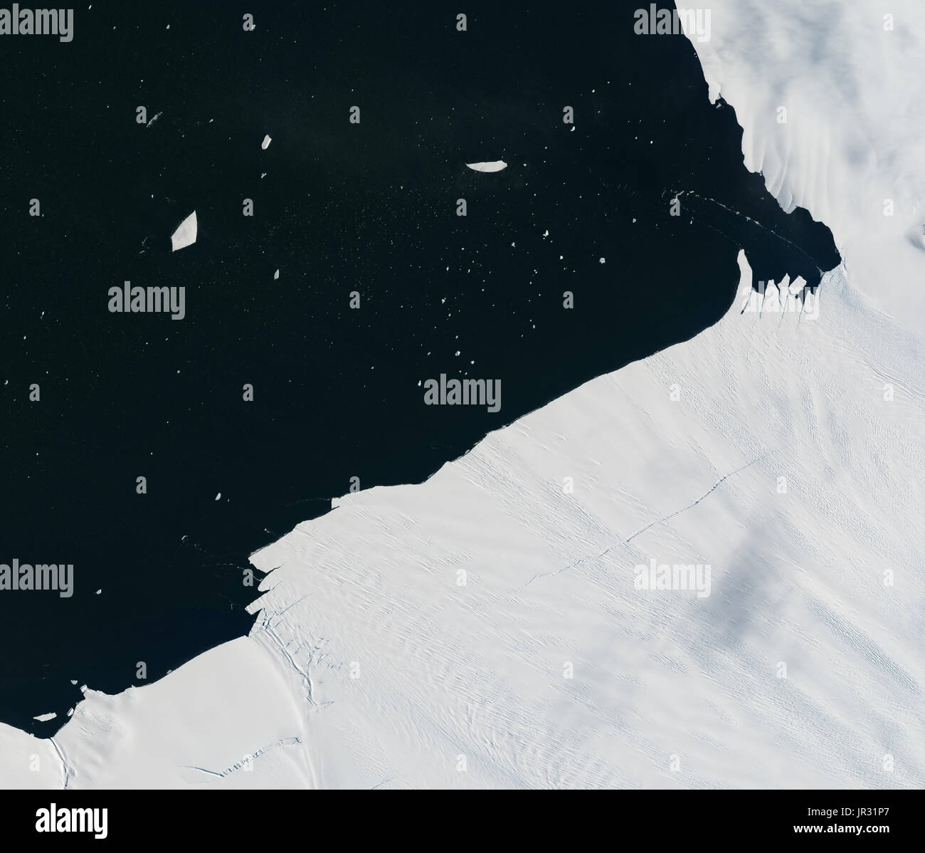Pine Island Glacier, Antartide, il 24 gennaio 2017, catturata dalla terra operative imager (OLI) sul satellite Landsat 8. Confronta con jg5747 da gennaio 26, che mostra un frammento di iceberg spezzando il bordo. Riscaldare l'acqua dell'oceano sembra essere di indebolire il ripiano di ghiaccio. Foto Stock