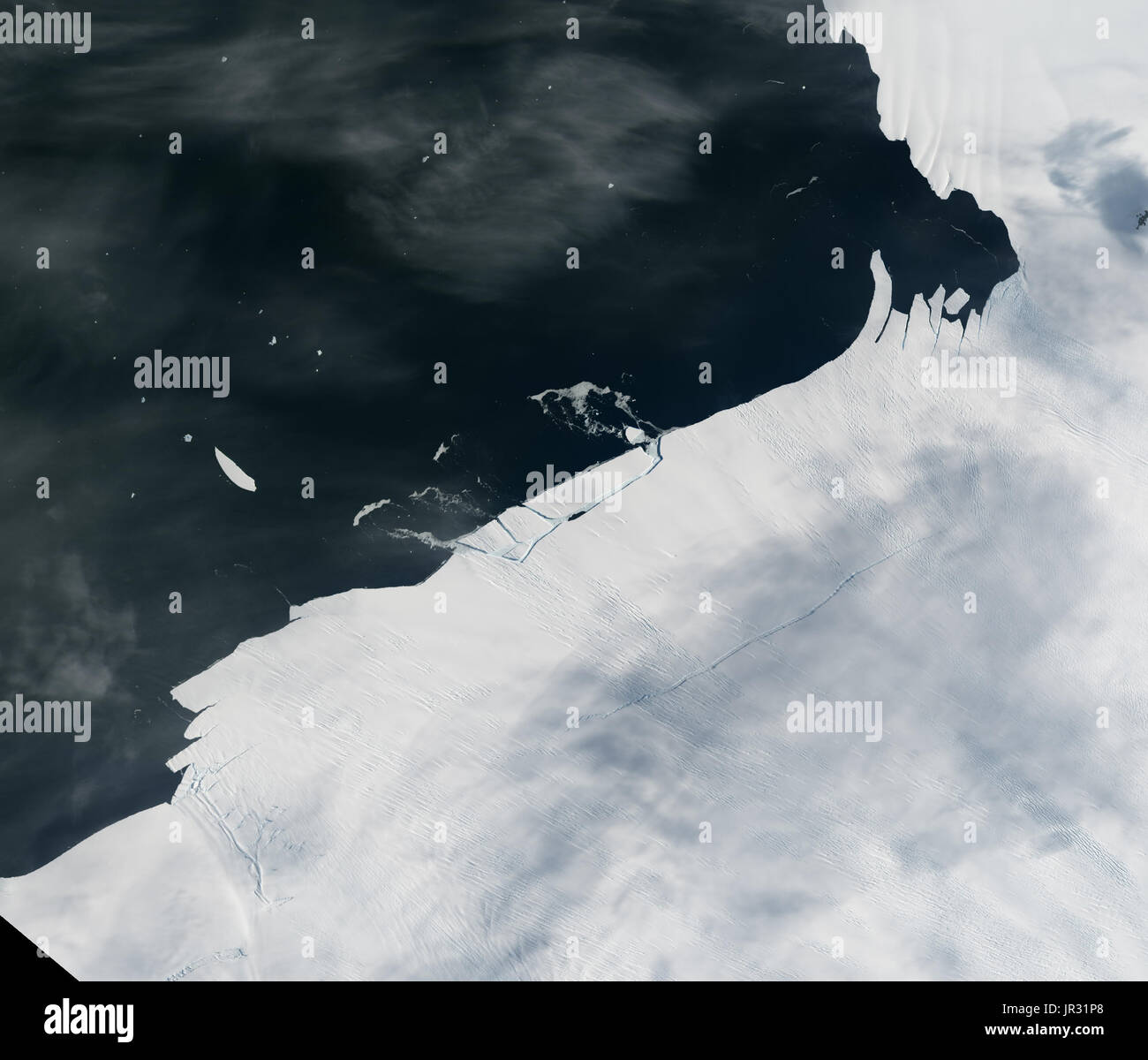Pine Island Glacier, Antartide, il 26 gennaio 2017, mostra un piccolo pezzo di iceberg parto, catturata dalla terra operative imager (OLI) sul satellite Landsat 8. Molto più grandi di pezzi di ghiaccio si separò nel 2014 e 2015. Riscaldare l'acqua dell'oceano sembra essere di indebolire il ripiano di ghiaccio. JG5746 mostra la mensola su gennaio 24, prima del parto. Foto Stock