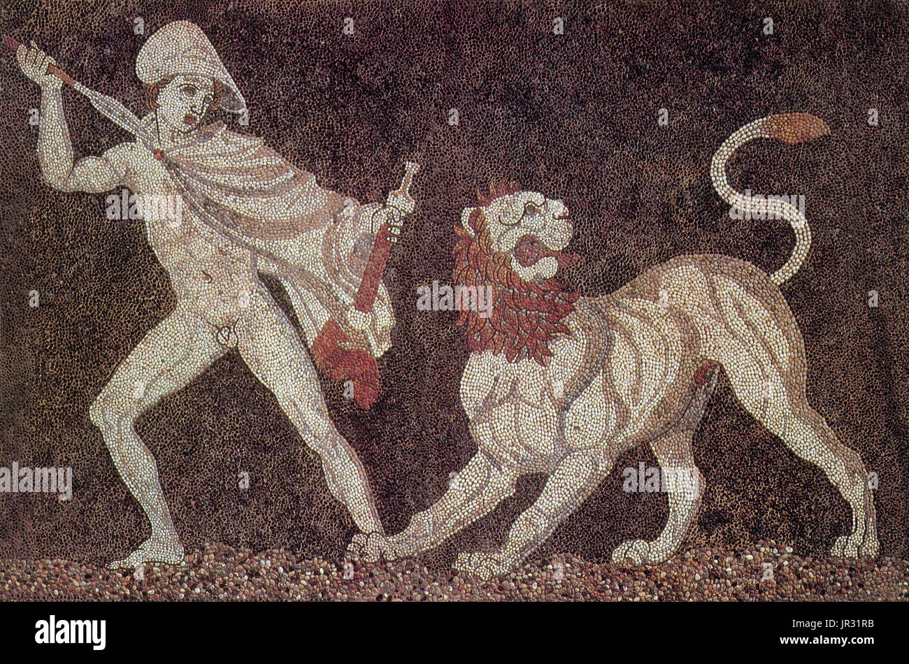 Dettaglio di lion mosaico di suoneria da una ricca casa della fine del IV secolo A.C. la " casa di Dionysos' a Pella, in Pella, la capitale del regno macedone. Alessandro il Grande (sinistra), indossando un kausia e lotta contro un leone asiatico con il suo amico Craterus (non mostrato). Un mosaico è un pezzo di arte o di immagine fatta dall'assemblaggio di piccoli pezzi di vetro colorato, pietra, o altri materiali. È spesso utilizzato in arte decorativa o come decorazione di interni. La maggior parte dei mosaici sono fatti di piccole, piana di forma sostanzialmente quadrata, pezzi di pietra o vetro di diversi colori, noto come tessere. Alcuni, in particolare piano mosa Foto Stock