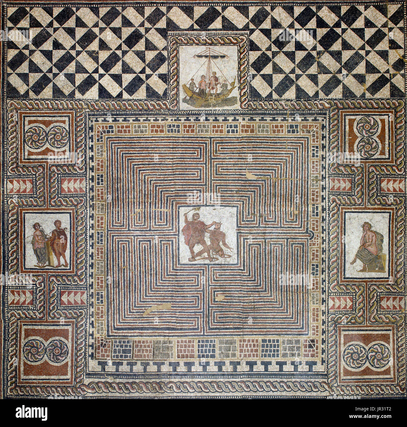 Teseo Mosaico da una villa romana, Loigersfelder vicino a Salisburgo, Austria. Secondo il mito greco, Arianna, la figlia del re cretese Minosse, caduto nell'amore con il giovane Teseo quando arrivò da Atene a uccidere il minotauro. L'immagine centrale del mosaico mostra l uccisione del Minotauro da Teseo. Il Labirinto cretese con i suoi percorsi tortuosi occupa la maggior parte del mosaico. Teseo rende sicuro il suo modo uscire dal labirinto con l'aiuto del filo rosso Arianna ha dato a lui. Nella foto in alto, la schede di eroe della nave con Arianna per tornare ad Atene. Teseo, tuttavia aveva Foto Stock