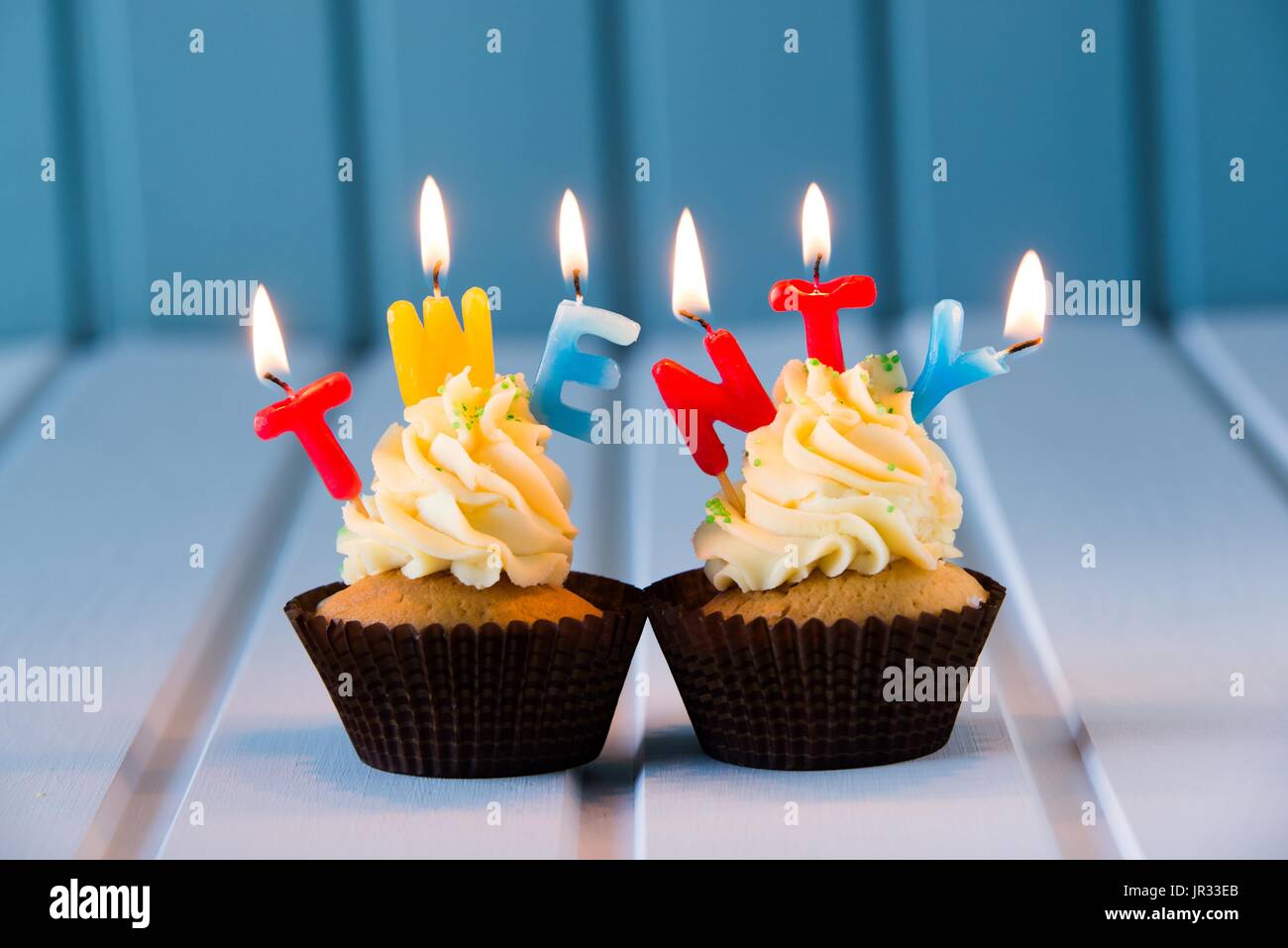 Compleanno di torta - muffin con candele per 20 - ventesimo compleanno . Buon compleanno ! Foto Stock