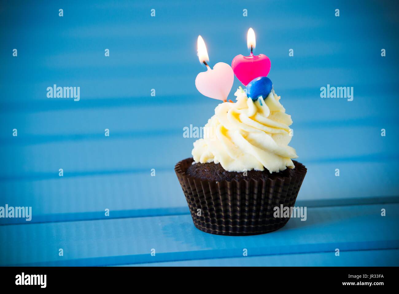 Compleanno di torta - tortina con una a forma di cuore ad candele per 2 - Secondo compleanno o il giorno di San Valentino. Foto Stock