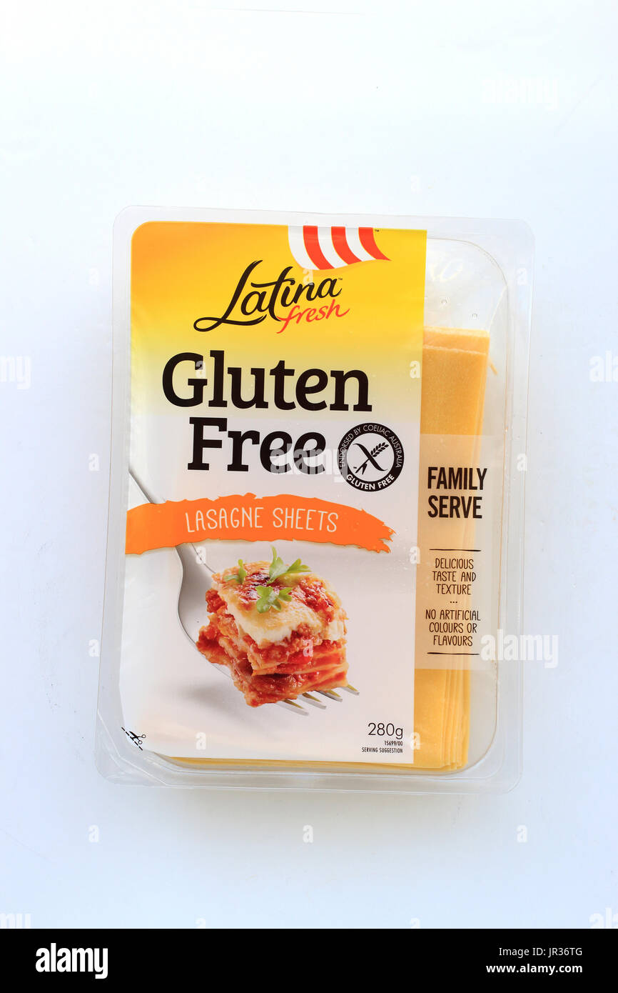 Latina freschi senza Glutine Lasagne isolata contro uno sfondo bianco Foto Stock