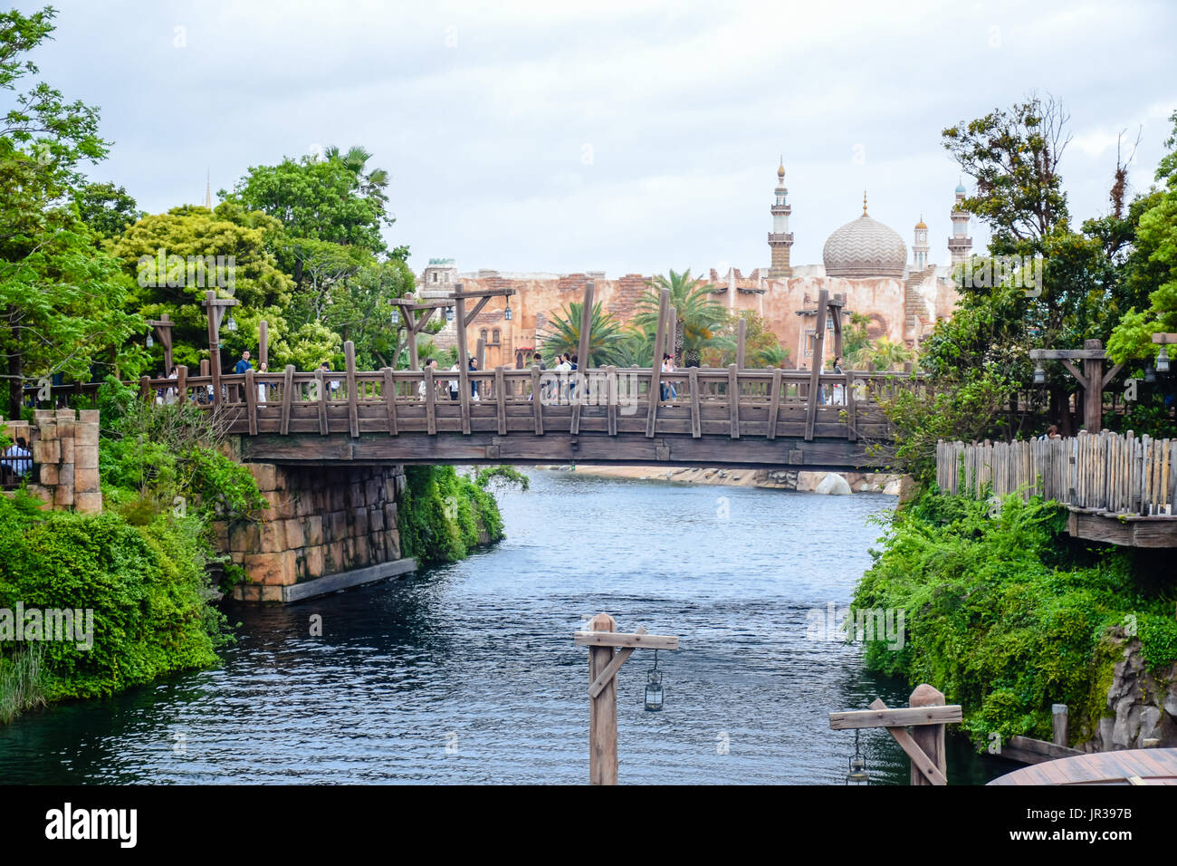 CHIBA, Giappone: il vecchio ponte di legno che conduce alla costa araba a Tokyo Disneysea situato in Urayasu, Chiba, Giappone Foto Stock