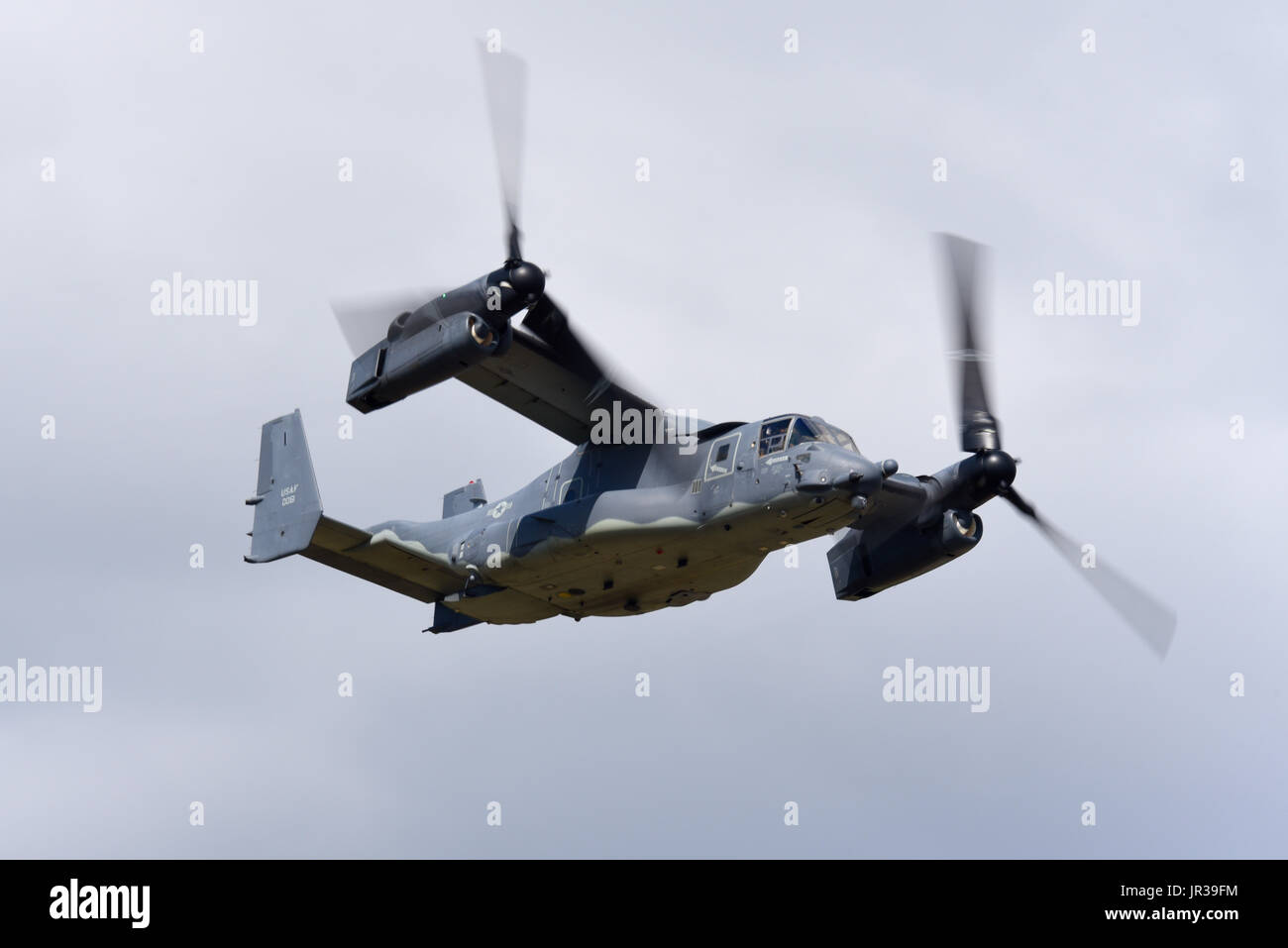 Bell Boeing V-22A Osprey 11-0061 della US Air Force in volo ad un airshow. L'Osprey è un tiltrotor VTOL Foto Stock