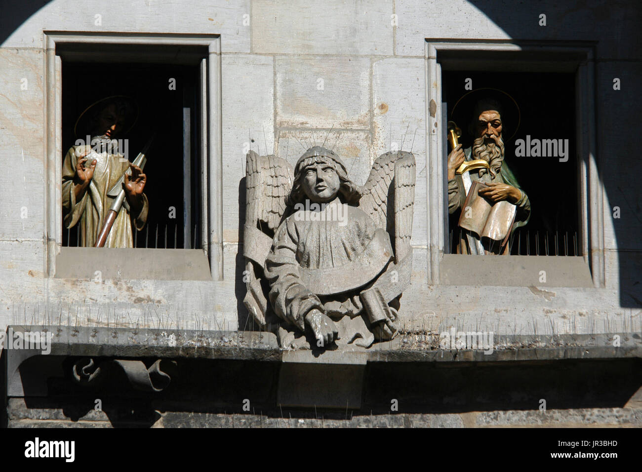 Le statue di San Tommaso Apostolo (L) e di San Paolo Apostolo (R) scolpito da scultore ceco Vojtěch Sucharda oraria vengono visualizzati nelle finestre del famoso orologio astronomico di Praga (orloj) sulla torre del municipio della Città Vecchia (Staroměstská radnice) nella piazza della Città Vecchia di Praga, Repubblica Ceca. Foto Stock