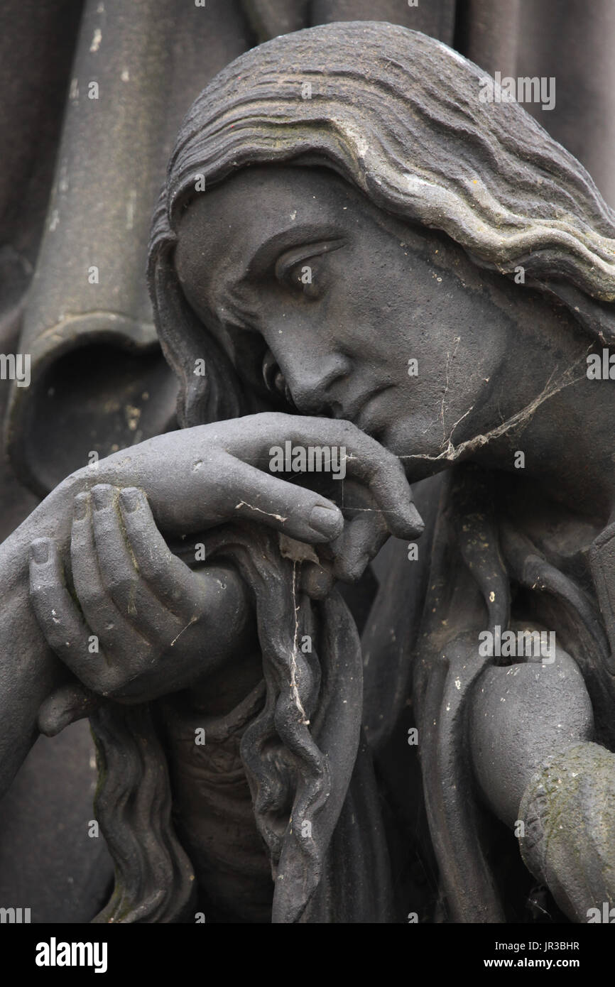 Ragnatela sulla statua di Santa Maria Maddalena di baciare la mano sinistra del Cristo Morto. Dettaglio del gruppo scultoreo Pieta dal ceco-tedesco scultore neoclassico Max Emanuel (1859) sul Ponte Carlo a Praga, Repubblica Ceca. Foto Stock