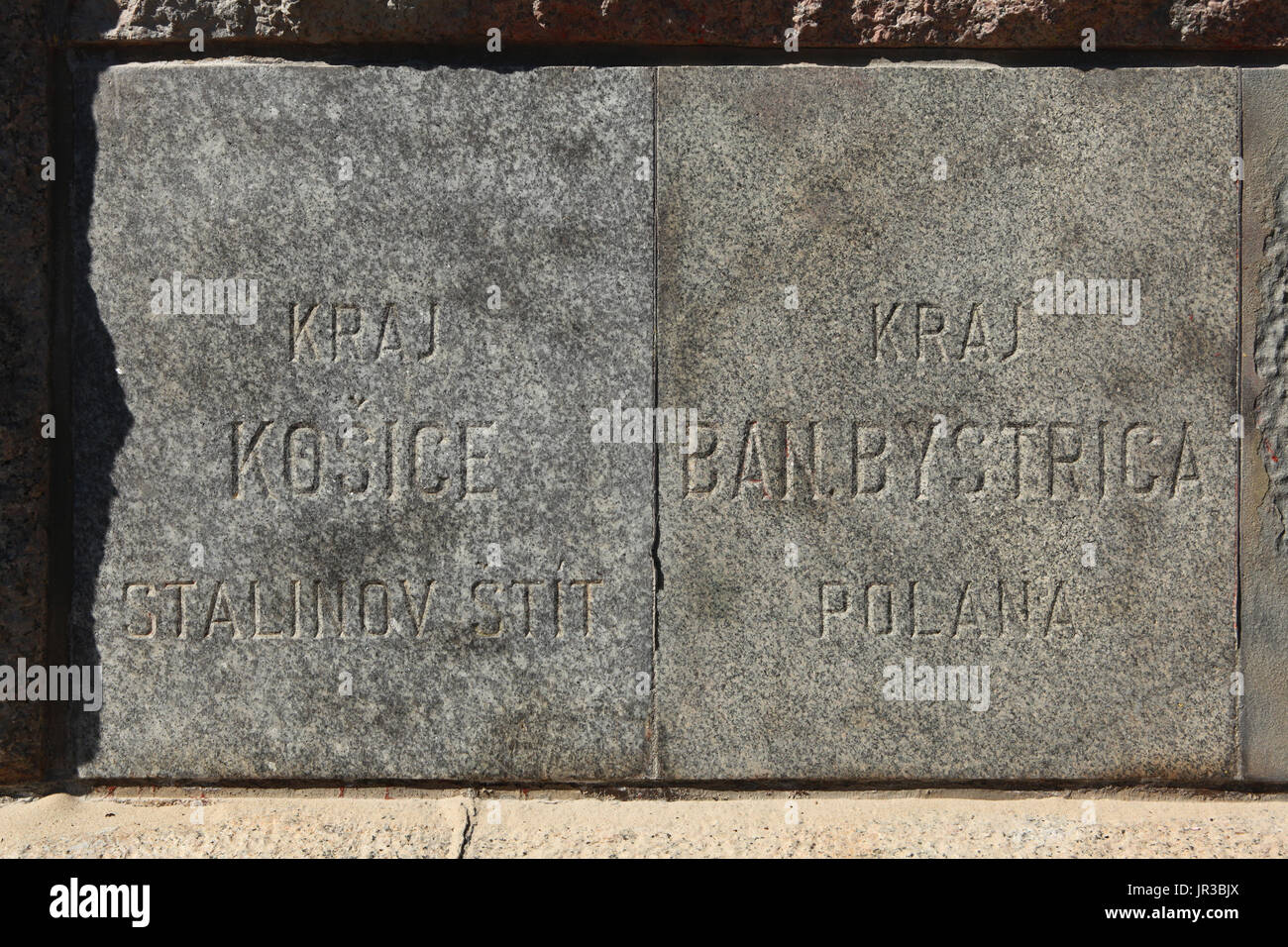 Fondazione superstite pietre del monumento al dittatore sovietico Joseph Stalin in Letna Park a Praga, Repubblica Ceca. La pietra di fondazione dal vertice di Stalinov štít (picco di Stalin) in Alti Tatra dalla regione di Košice, ora Gerlachovský štít, il picco più alto in Slovacchia, è visibile nella parte sinistra, mentre la pietra di fondazione da Poľana in Banská Bystrica Regione, Slovacchia, è visibile nella parte destra. Foto Stock