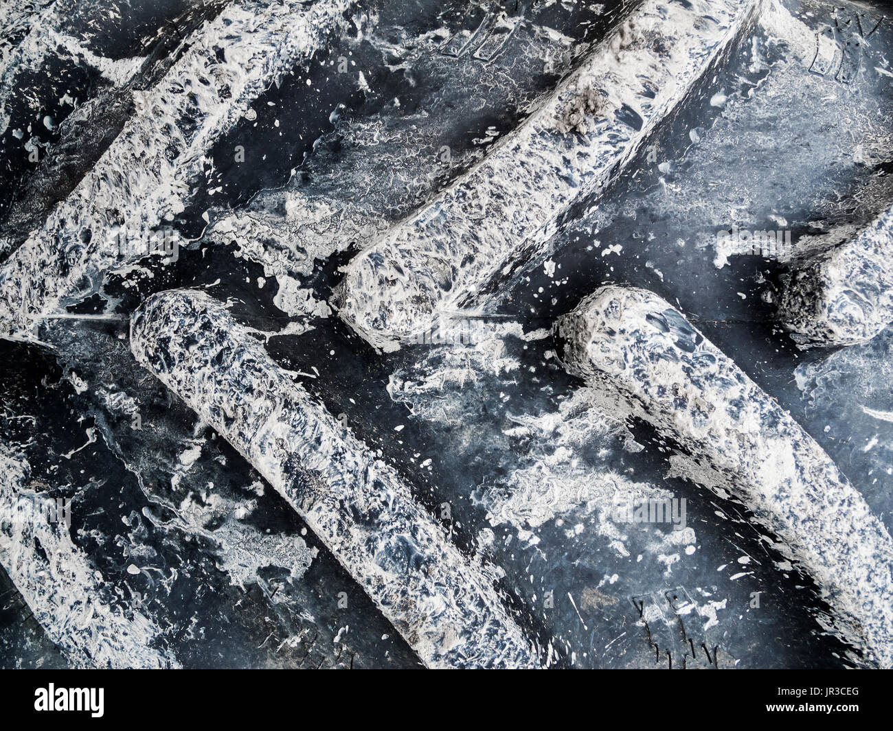 Il formato di visualizzazione di riempimento di un pneumatico del trattore con tracce di fango. Foto Stock