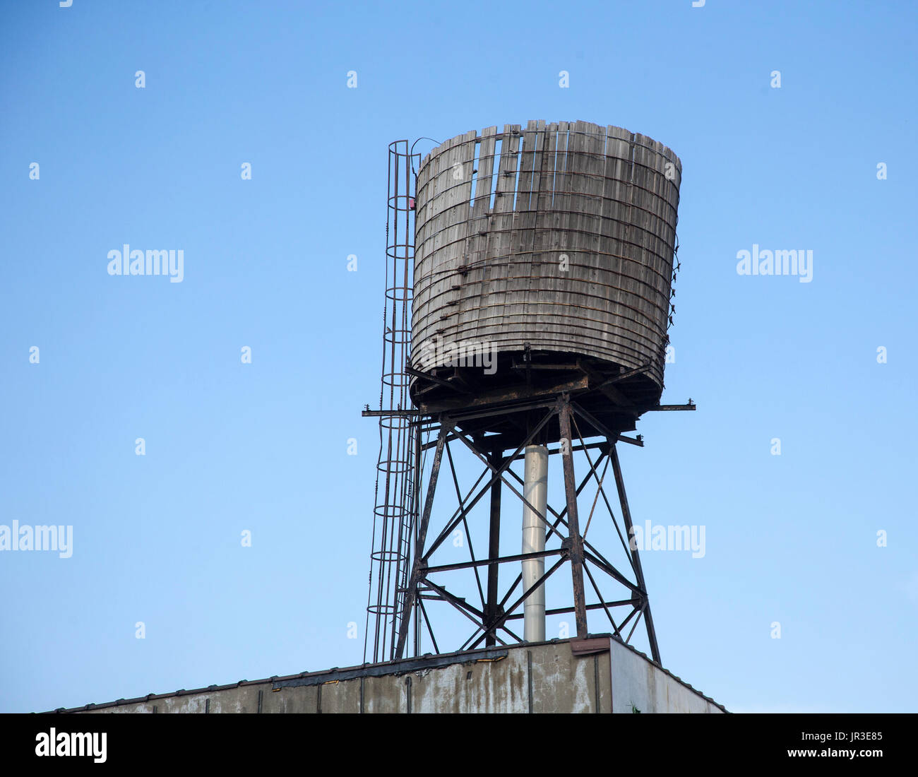 Una vecchia torre di acqua sulla parte superiore di un edificio in Gowanus sono di Brooklyn, New York Foto Stock