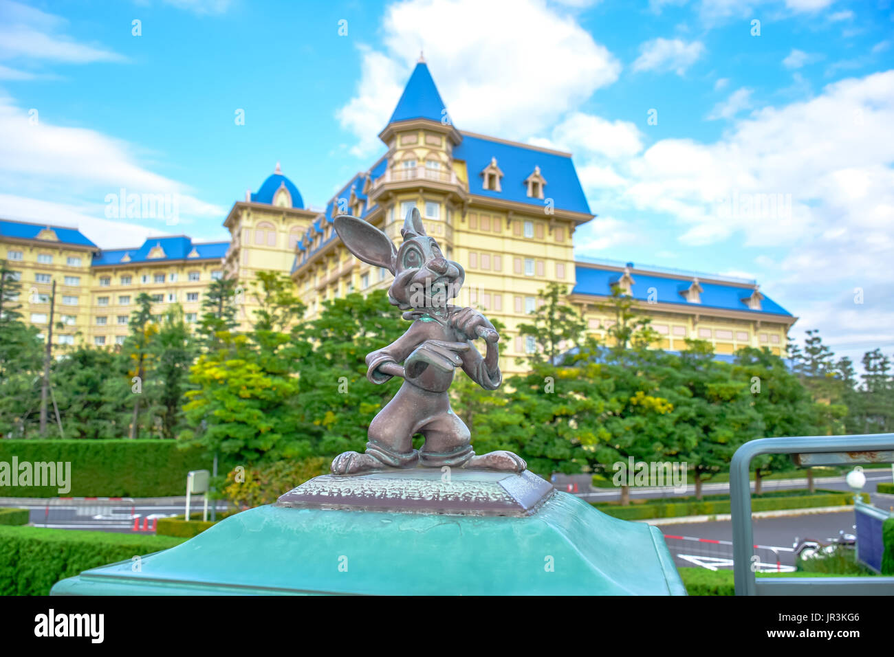 CHIBA, Giappone: carattere di coniglio statua decorata a Tokyo Disney Resort, Urayasu, Giappone Foto Stock