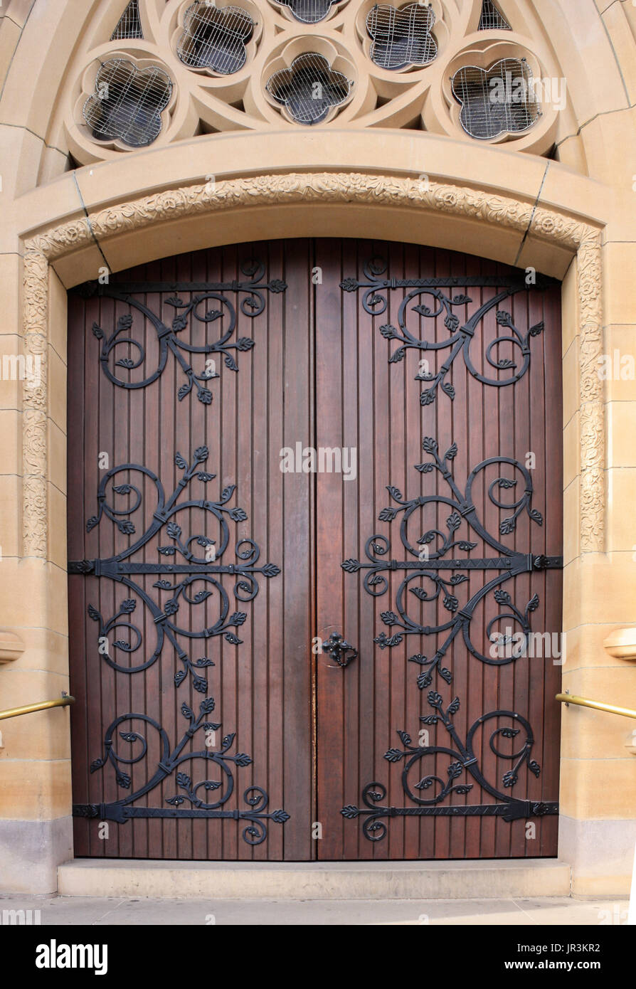 Decorazioni in legno porte della chiesa ingresso impostato in mattoni di  pietra arenaria Foto stock - Alamy