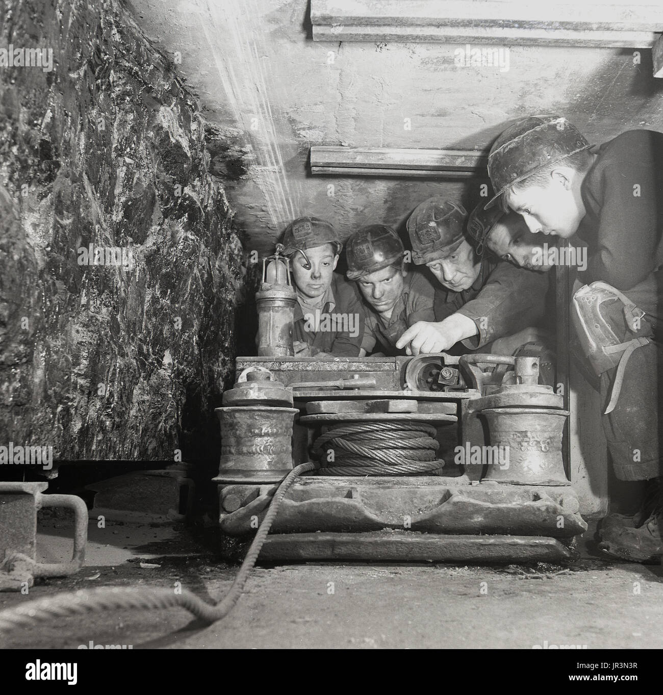 1948, historica, Inghilterra, le miniere di carbone di apprendisti o tirocinanti in sotterraneo ha insegnato tecniche di data mining, qui sono mostrati l'utilizzo di tubazioni in acciaio, Foto Stock
