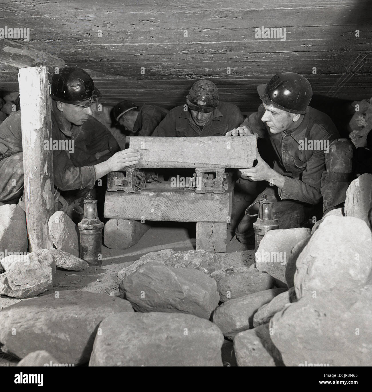 1948s, storico, miniere di apprendistato, minatori la costruzione di una struttura di legname in un sotterraneo della miniera di carbone. Foto Stock