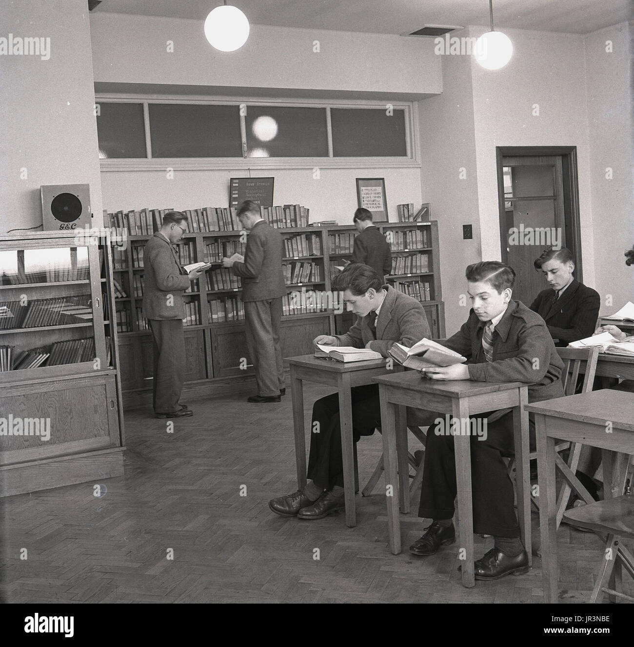 1948, storico, maschio gli studenti che frequentano un inglese technical college per studiare i libri di testo nella sala lettura, Inghilterra, Regno Unito. Foto Stock