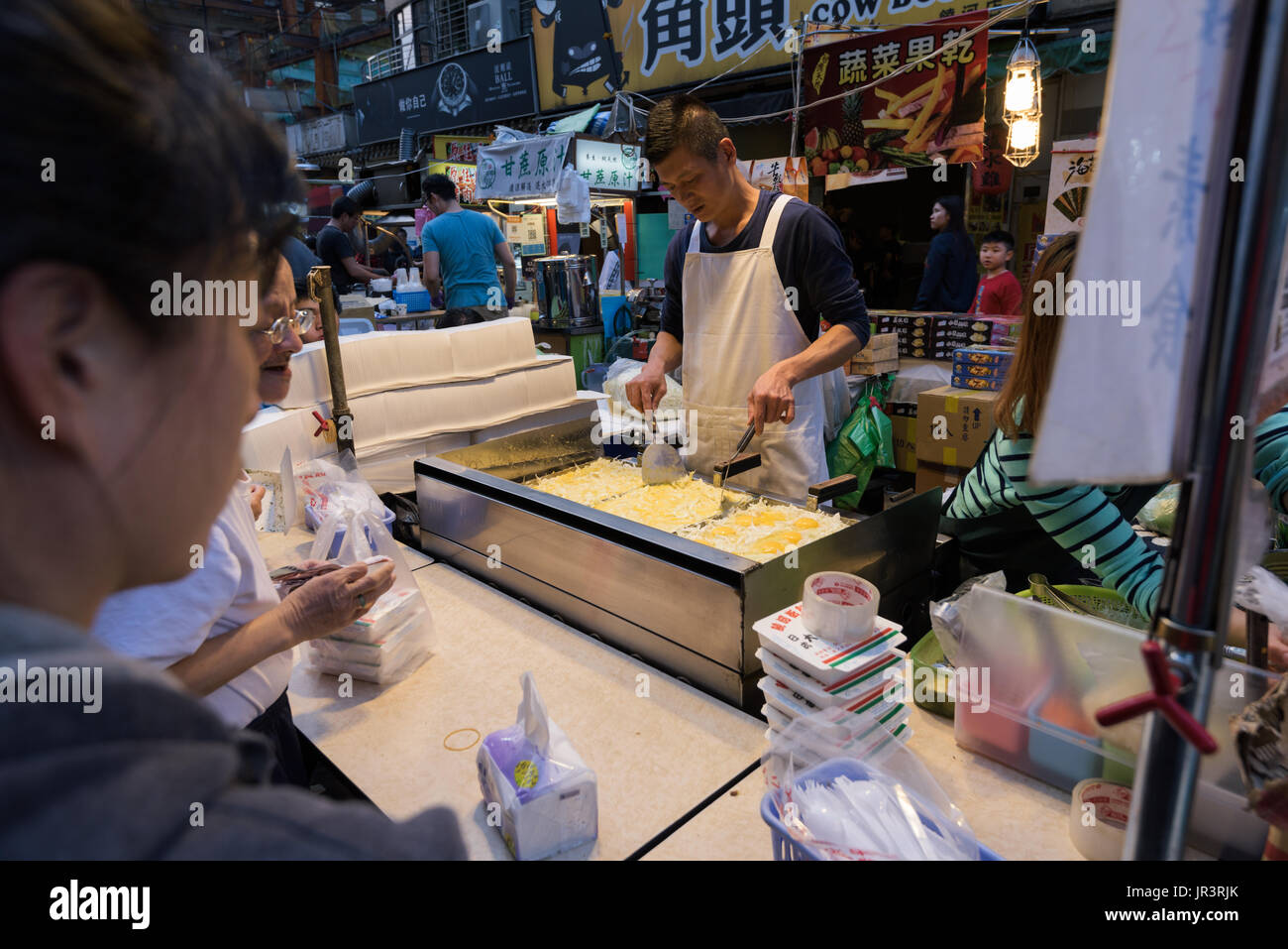 Taipei, Taiwan - 4 Aprile 2017: Raohe Street, il Mercato Notturno, Taipei, Taiwan.it è uno dei più antichi mercati di notte nel quartiere Songshan, Taipei, Taiwan. Foto Stock