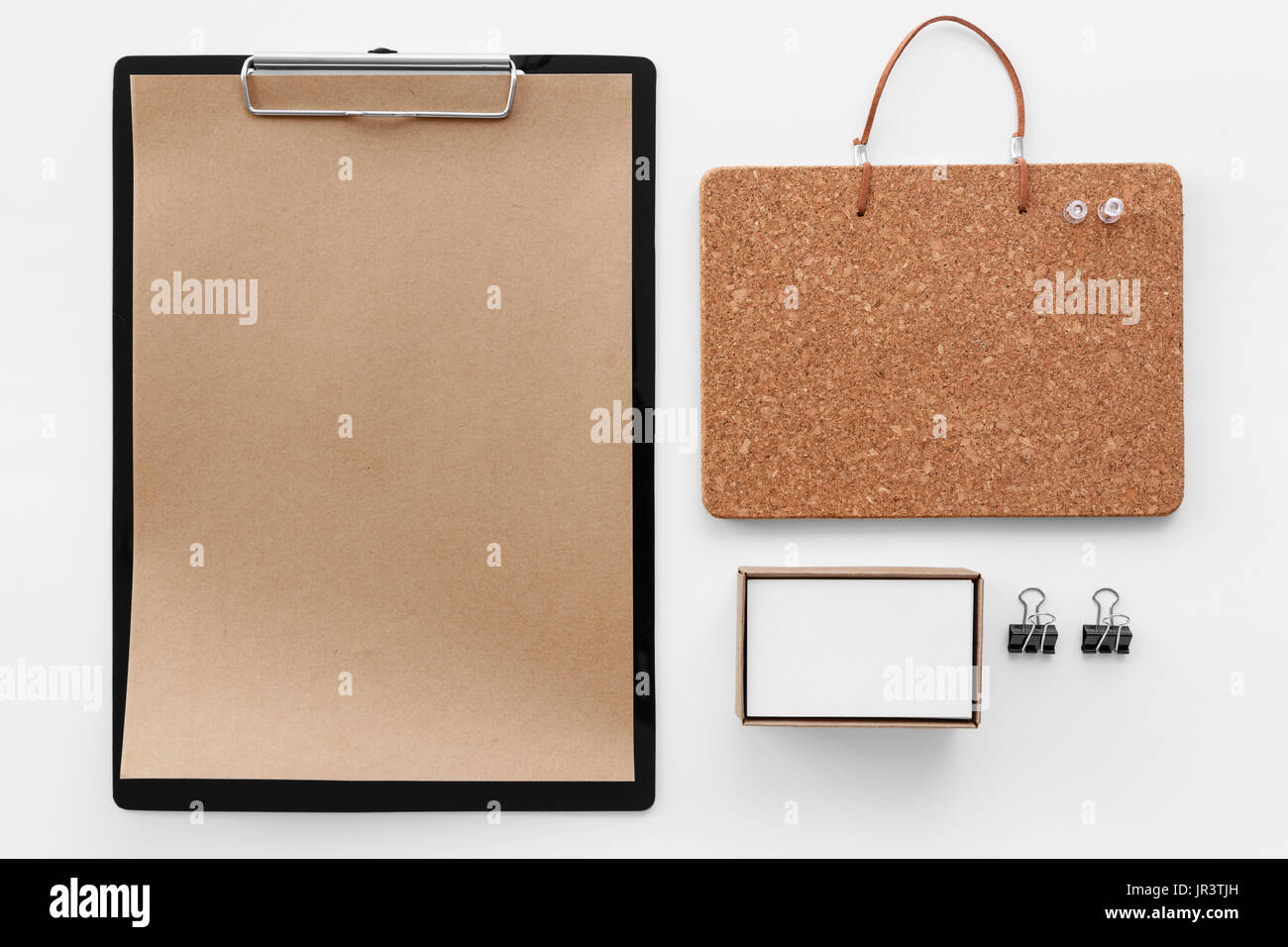Eco fermo mockup appunti con carta marrone bacheca di sughero e business card nella casella Foto Stock