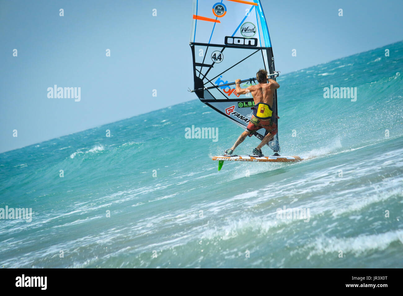 JERICOACOARA.CEARA BRASIL - circa gennaio 2017: windsurfer italiano Dario Troiani è la formazione in loco sulla spiaggia di Jericoacoara Foto Stock