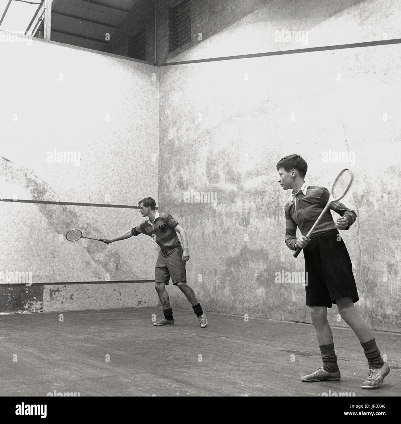 1948, storico, Inghilterra, scolaro che impara a giocare a squash con un insegnante alla Hailyeybury Public School, un tradizionale collegio inglese per ragazzi, Hertford, Inghilterra. Foto Stock