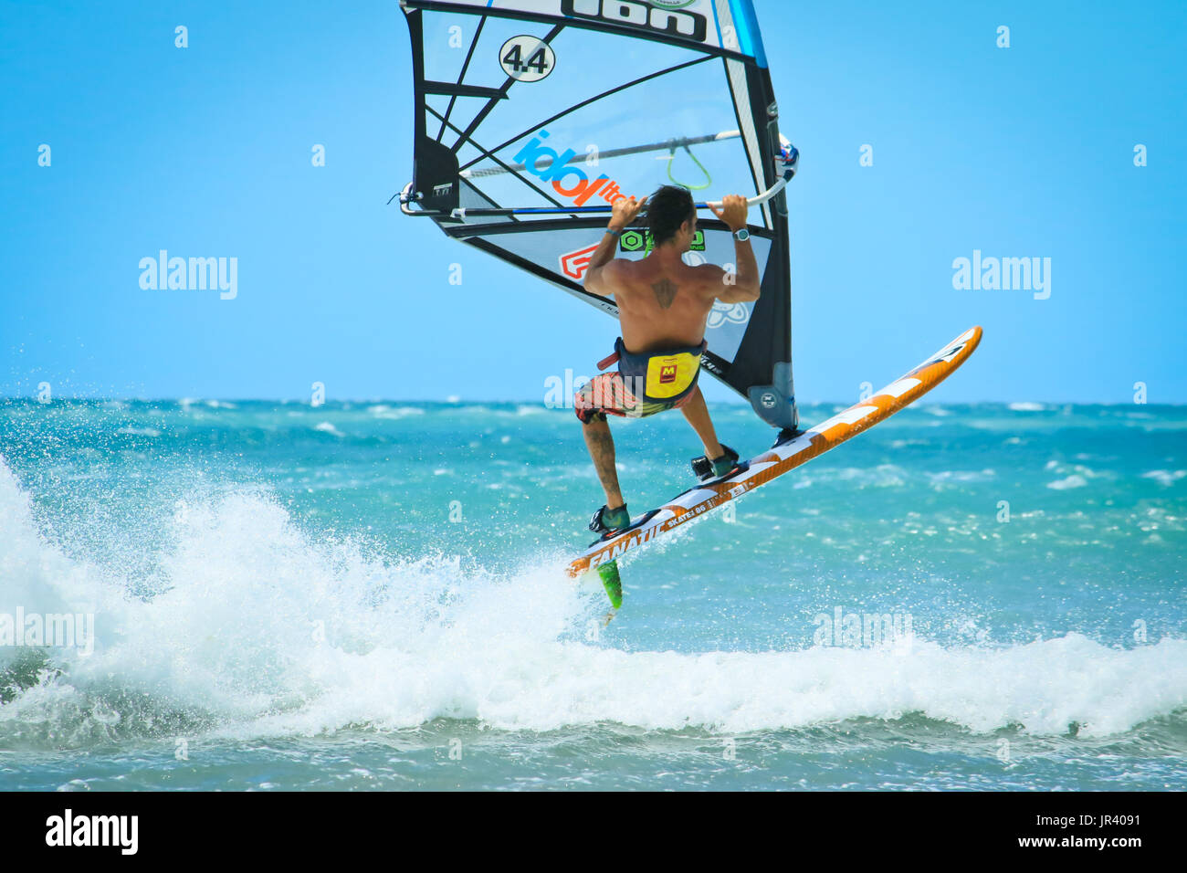 JERICOACOARA.CEARA BRASIL - circa gennaio 2017: windsurfer italiano Dario Troiani è la formazione in loco sulla spiaggia di Jericoacoara Foto Stock