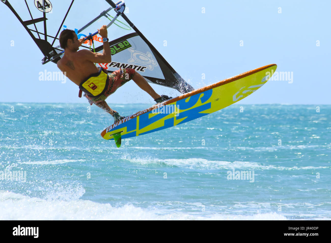 JERICOACOARA.CEARA BRASIL - circa gennaio 2017: windsurfer italiano Dario Troiani è la formazione in loco sulla spiaggia di Jericoacoara Foto Stock