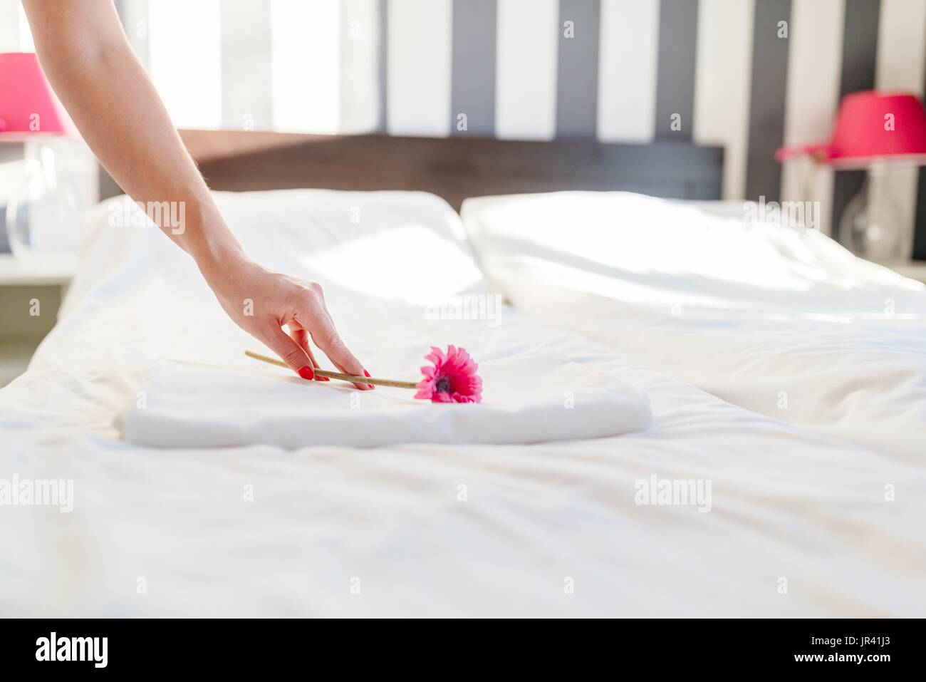Hotel maid facendo servizio in camera. È lei che compongono i letti. Foto Stock