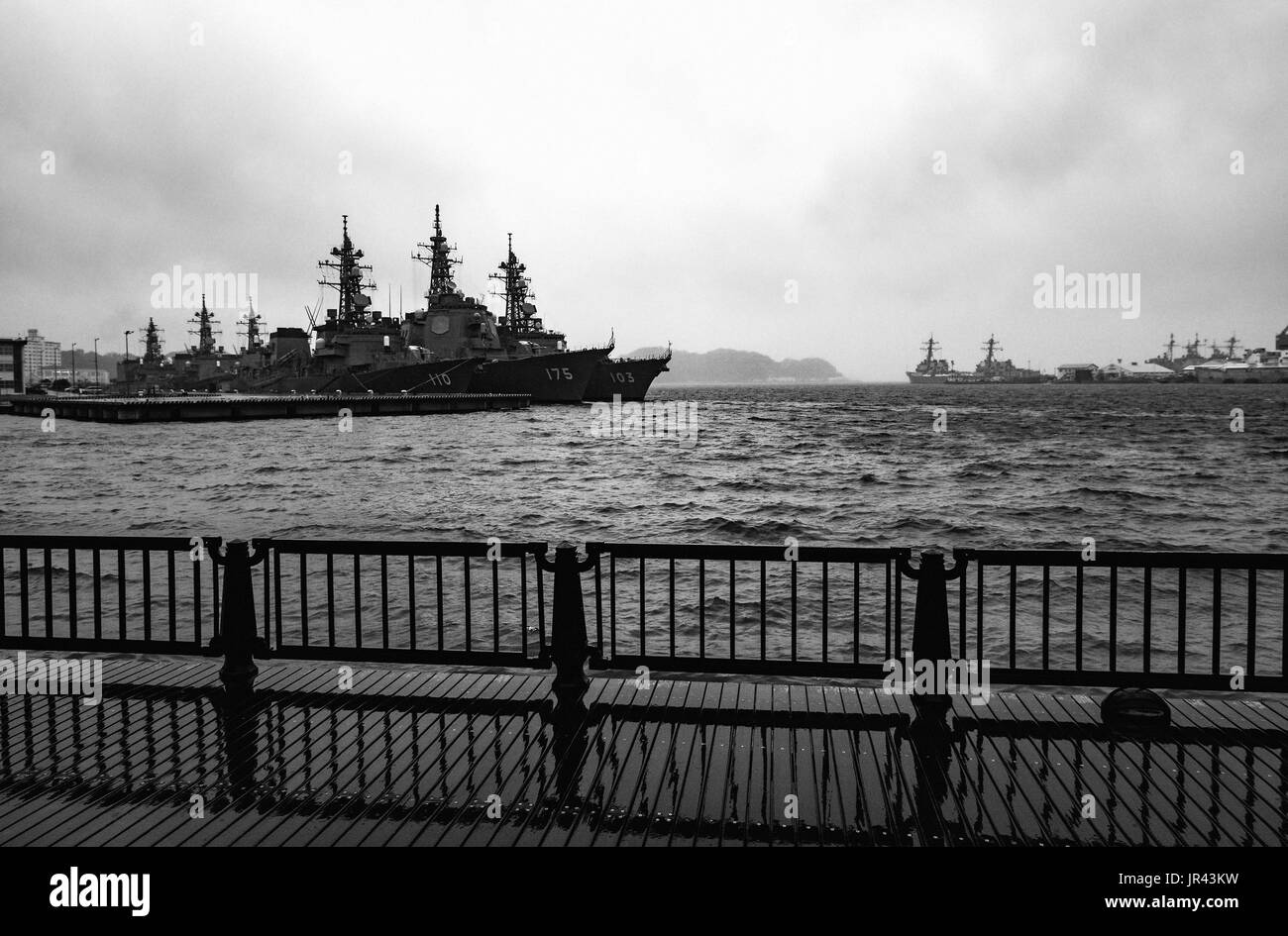 YOKOSUKA, Giappone - 11 Aprile 2017 - Arleigh Burke-Cacciatorpediniere classe ancorato in acque tempestose presso gli Stati Uniti le attività della flotta Yokosuka Navy base Foto Stock