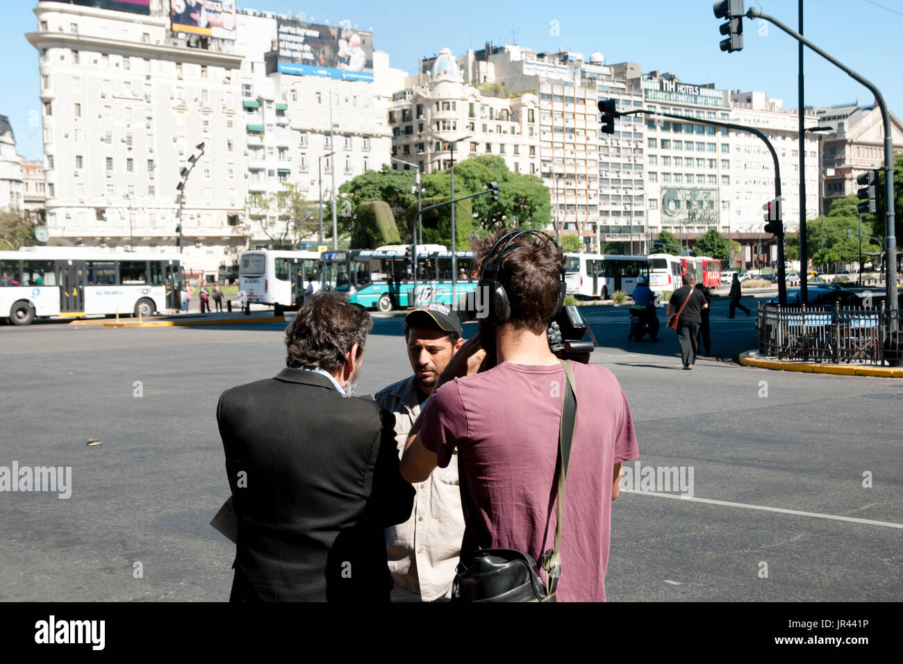 BUENOS AIRES, Argentina - 15 dicembre 2016: TV News equipaggio intervistando un uomo locale durante una manifestazione di protesta per i servizi pubblici Foto Stock