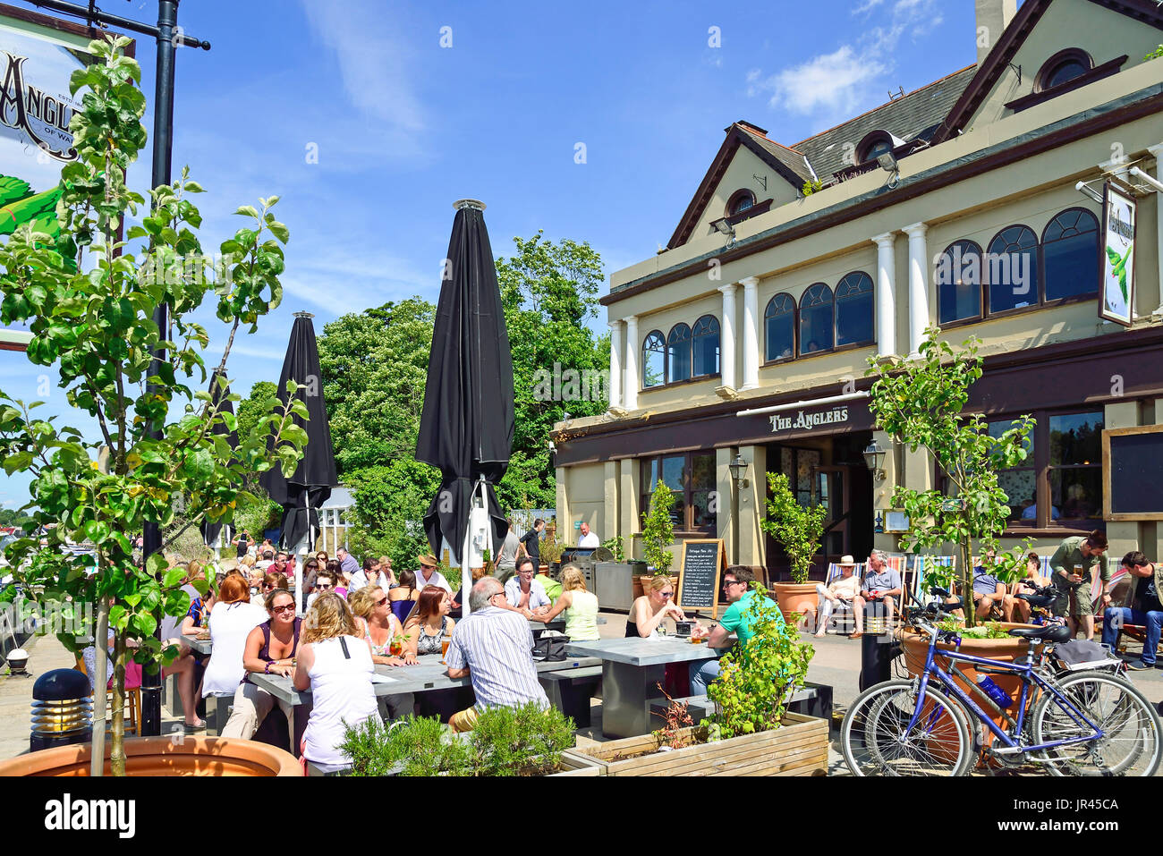 "The Anglers di Walton gastro pub terrazza sul fiume Tamigi, Walton-on-Thames, Surrey, England, Regno Unito Foto Stock