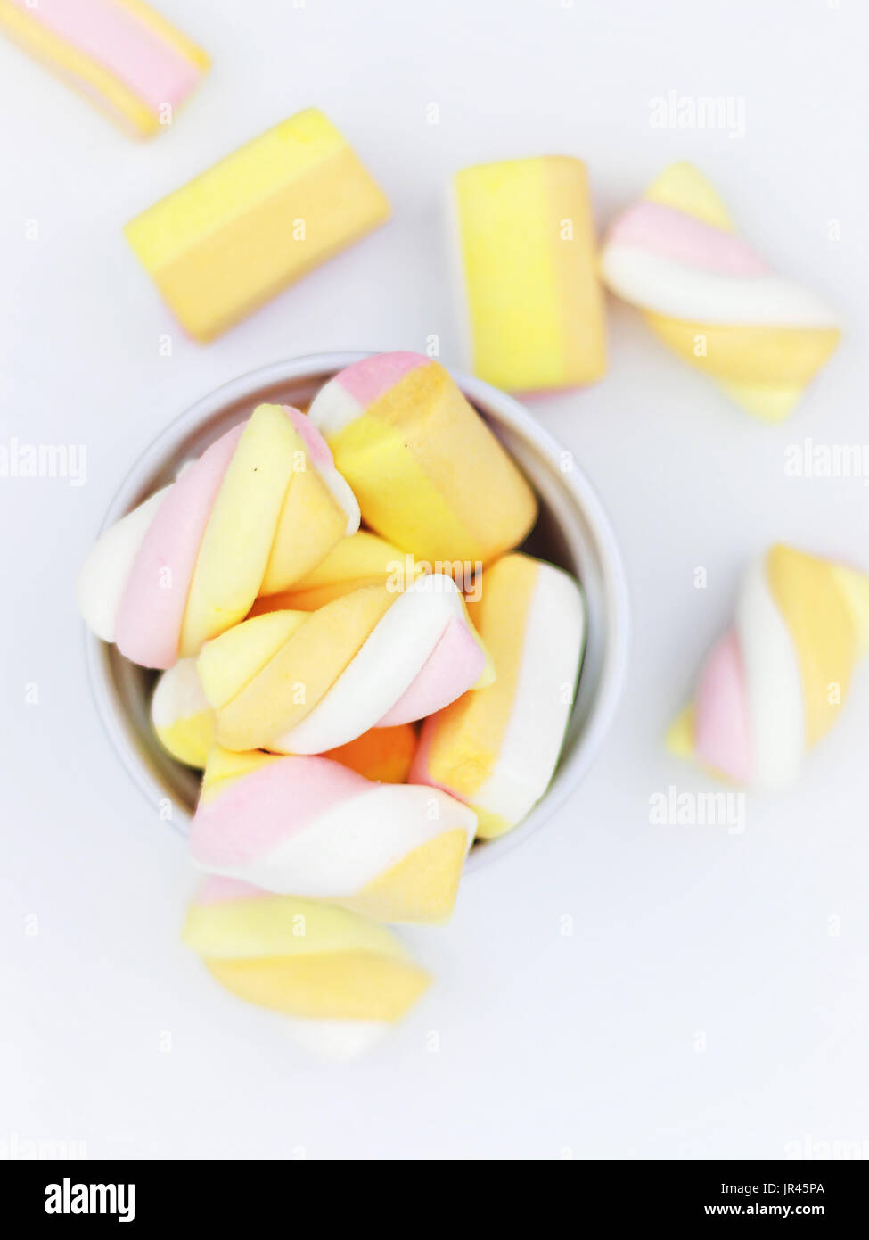 Pastel Marshmallows su bianco Foto Stock