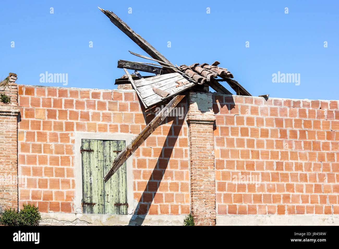 Tetto in tegole danneggiato e che necessitano di riparazione . cielo blu Foto Stock