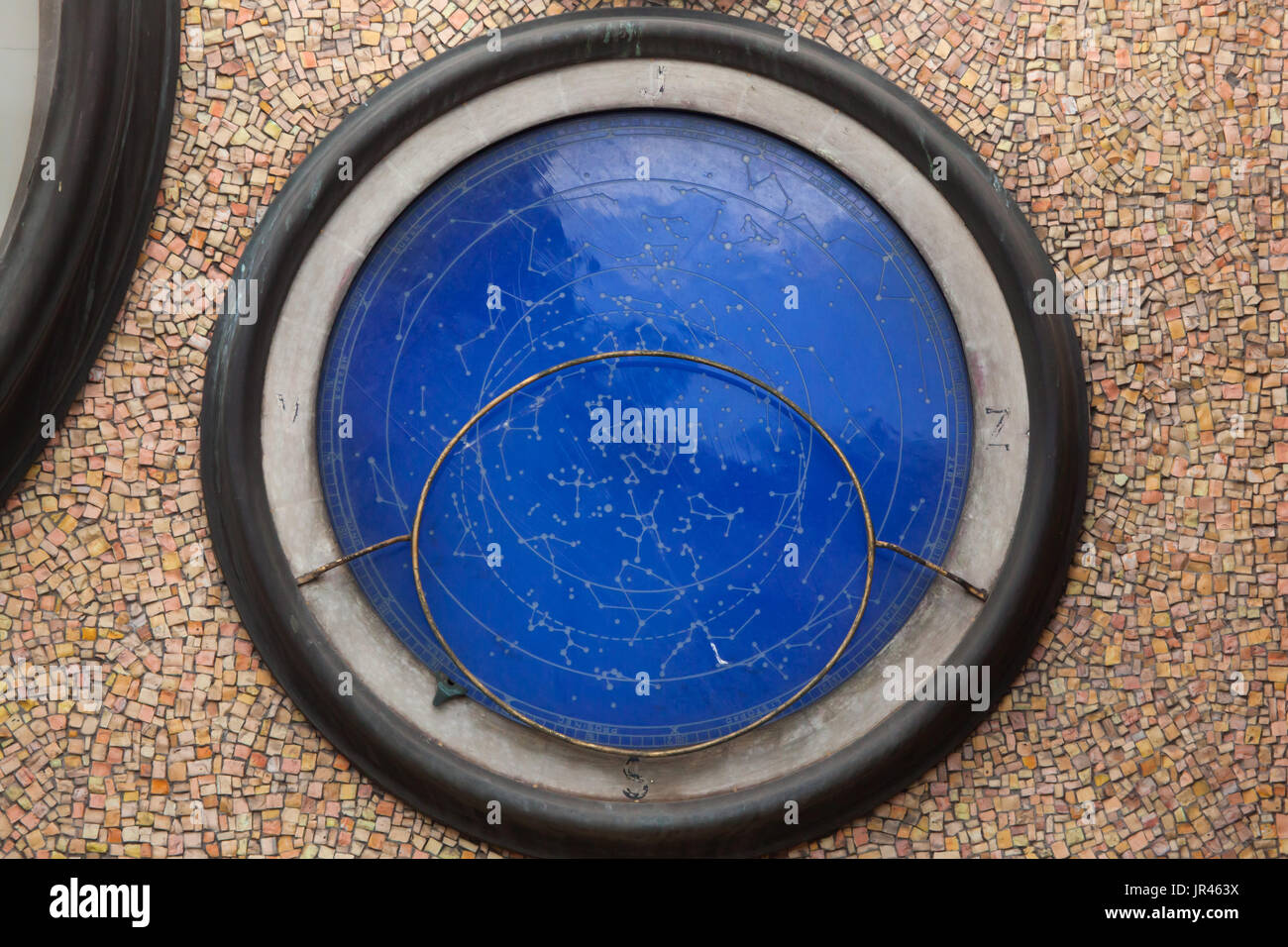 Star mappa illustrata sull'orologio astronomico a Olomouc, Repubblica Ceca. La storica clock una volta posizionati al di fuori della città di Olomouc Hall è stato gravemente danneggiato durante la II Guerra Mondiale e ricostruire nel realismo socialista dello stile da artista ceco Karel Svolinský negli anni cinquanta. Foto Stock