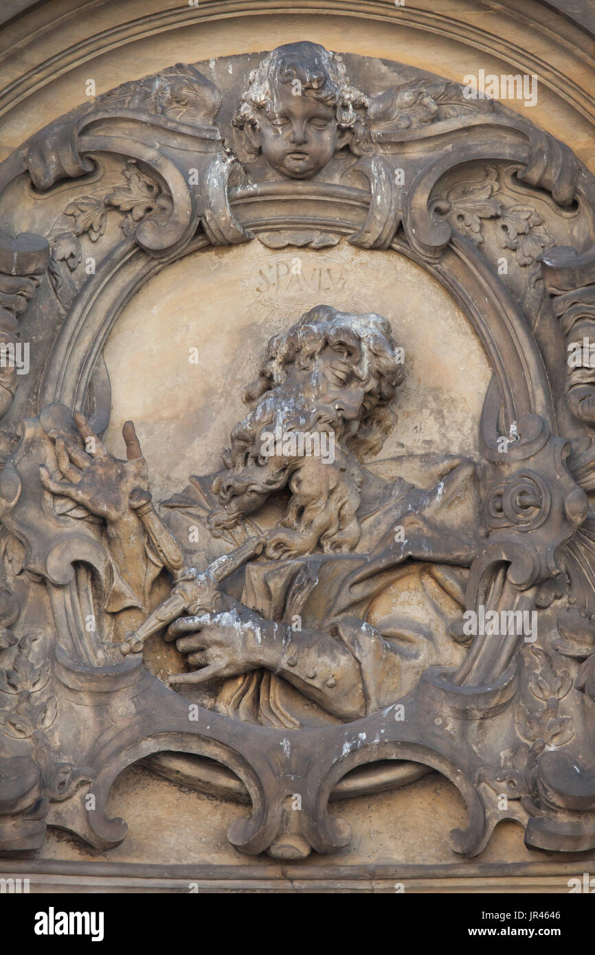 San Paolo Apostolo raffigurato sulla colonna della Santissima Trinità (Sloup Nejsvětější Trojice) a Olomouc, Repubblica Ceca. Foto Stock