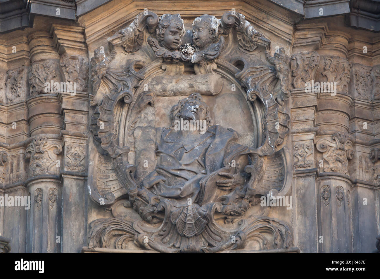 San Filippo Apostolo raffigurato sulla colonna della Santissima Trinità (Sloup Nejsvětější Trojice) a Olomouc, Repubblica Ceca. Foto Stock