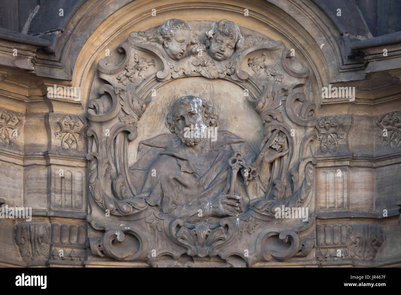 San Pietro Apostolo raffigurato sulla colonna della Santissima Trinità (Sloup Nejsvětější Trojice) a Olomouc, Repubblica Ceca. Foto Stock