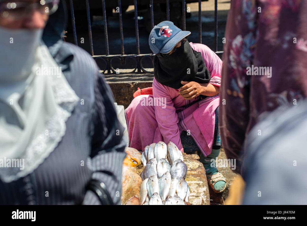 Donna di vendita del pesce sulla strada Foto Stock