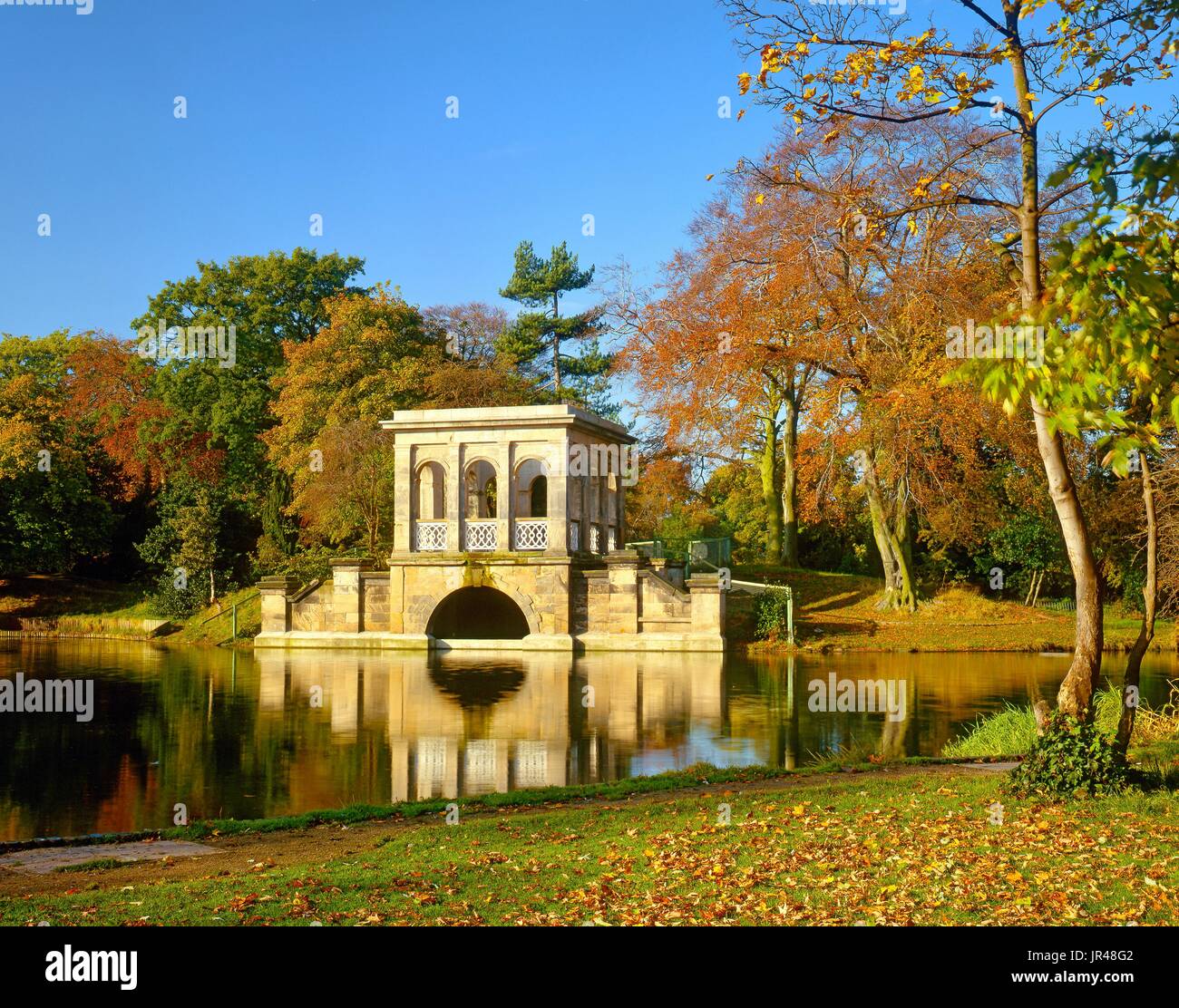 Un autunno vista di Boathouse nel Birkenhead Park, Wirral, Inghilterra Foto Stock