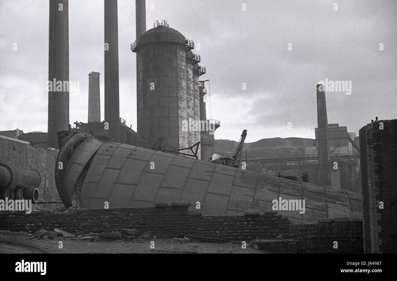 1940s, storico, Demolition presso le discontinued Dowlais Ferriere vicino a Merthyr Tydfil, South Wales, Regno Unito. Foto Stock