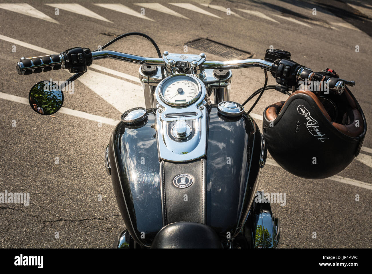 Trento, 22 Luglio 2017: emblema e i dettagli della famosa Harley Davidson Moto. Vintage e stile retrò fotografia con filtri Foto Stock
