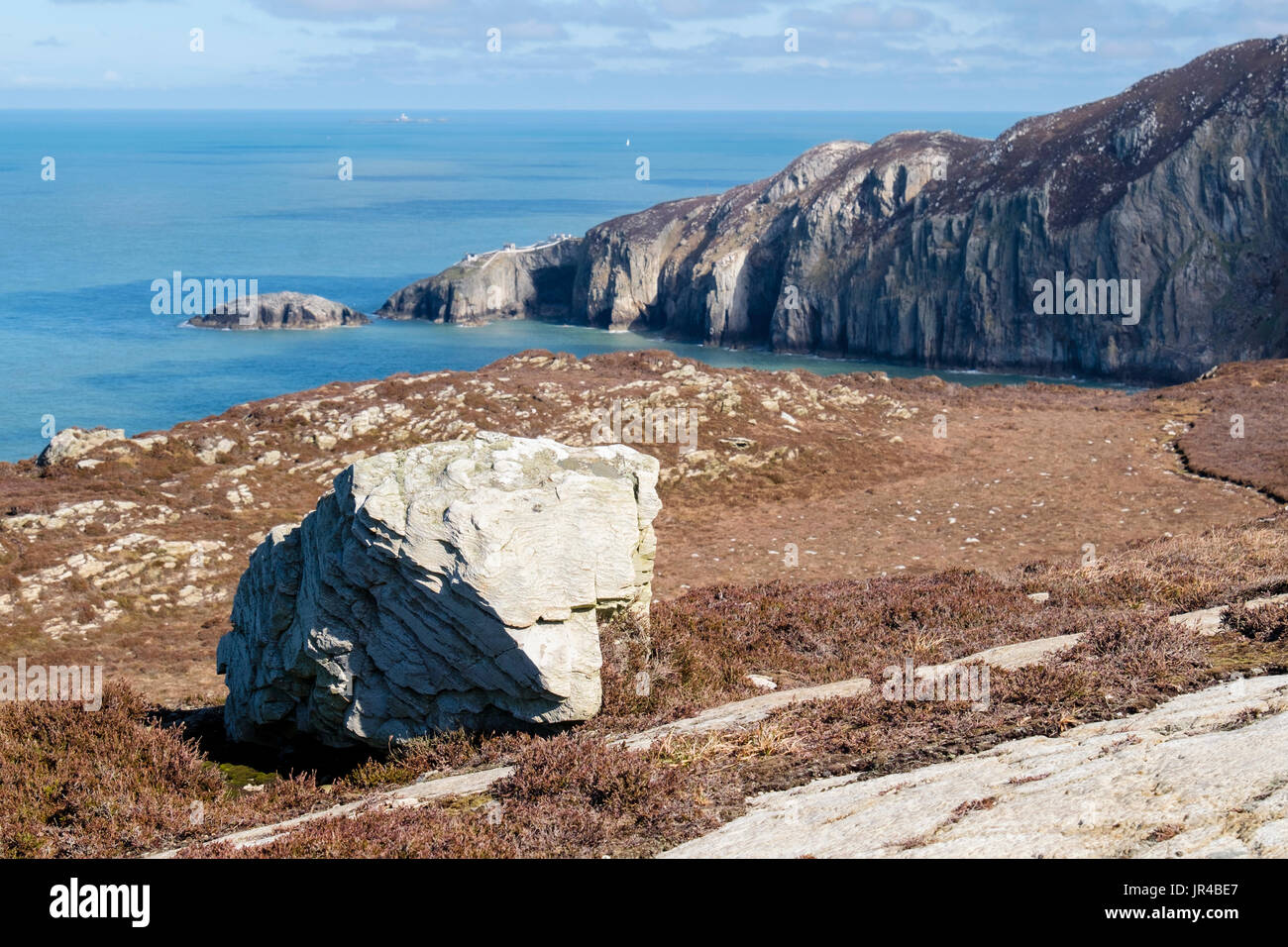 Vista su tutta Gogarth Bay a nord le scogliere di stack nel Geoparco Europeo. Holyhead, Isola Santa, Isola di Anglesey (Ynys Mon), Wales, Regno Unito, Gran Bretagna, Europa. Mos Foto Stock