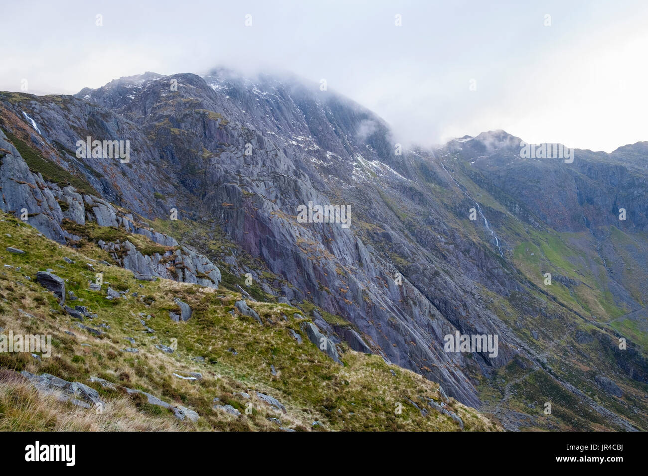 Idwal lastre che portano fino alla cresta Seniors sotto Glyder Fawr nel Parco Nazionale di Snowdonia. Parte dell'Idwal syncline. Cwm Idwal, Ogwen, Wales, Regno Unito Foto Stock