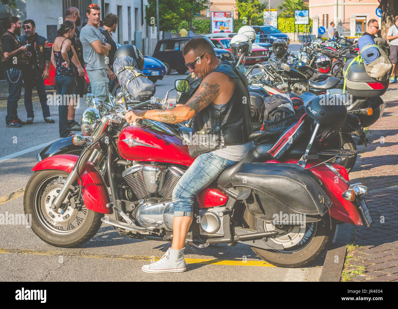 Trento, 22 Luglio 2017: Motociclista sulla moto durante la riunione. Effetto vintage. Foto Stock