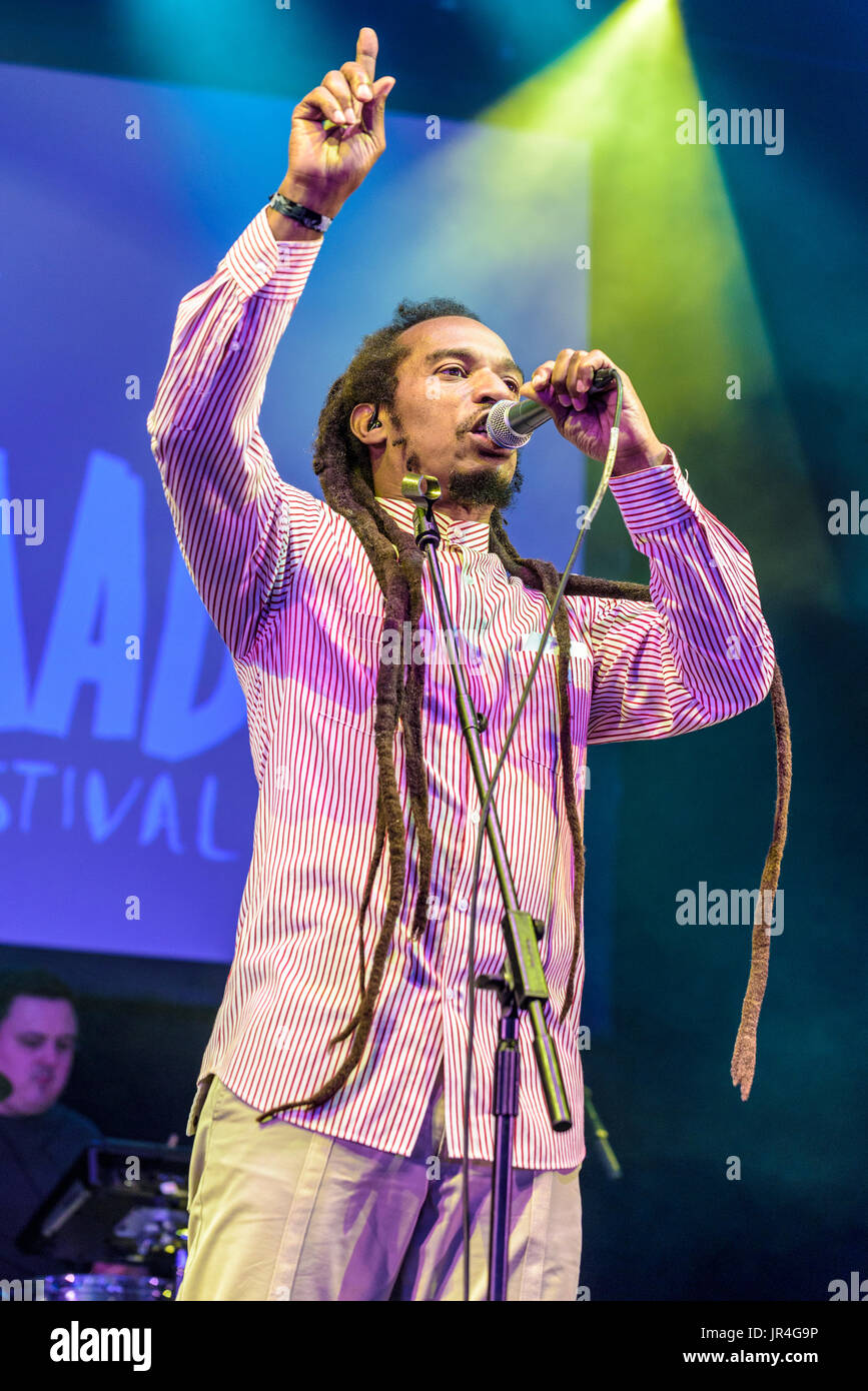 Benjamin Zephaniah e il rivoluzionario menti effettuando al Womad Festival, Charlton Park di Malmesbury, Wiltshire, Inghilterra, luglio 29, 2017 Foto Stock