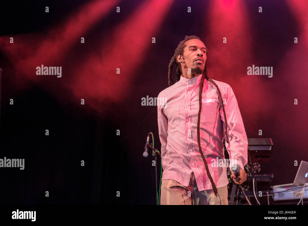 Benjamin Zephaniah e il rivoluzionario menti effettuando al Womad Festival, Charlton Park di Malmesbury, Wiltshire, Inghilterra, luglio 29, 2017 Foto Stock