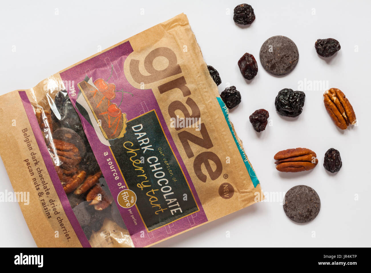 Pacchetto di pascolare la nostra versione di cioccolato fondente cherry tart una fonte di fibre per porzione - belga di cioccolato fondente, le ciliegie secche, di noci pecan e uvetta Foto Stock